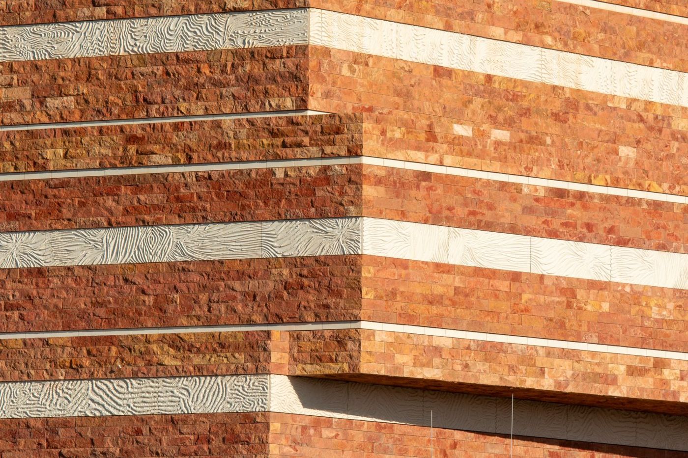 Mur en briques de parement de terre cuite au soleil